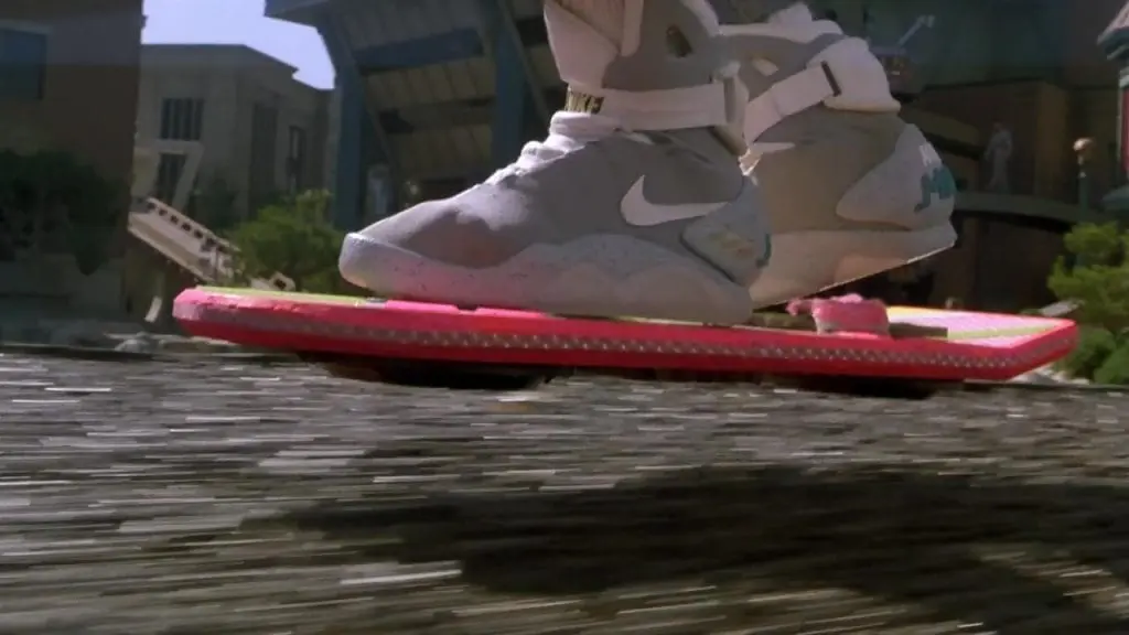 Marty McFly chaussé de ses Nike sur l'hoverboard Mattel dans Retour vers le futur 2