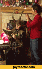 Loki cogne Tony Stark qui le décore pour Noël